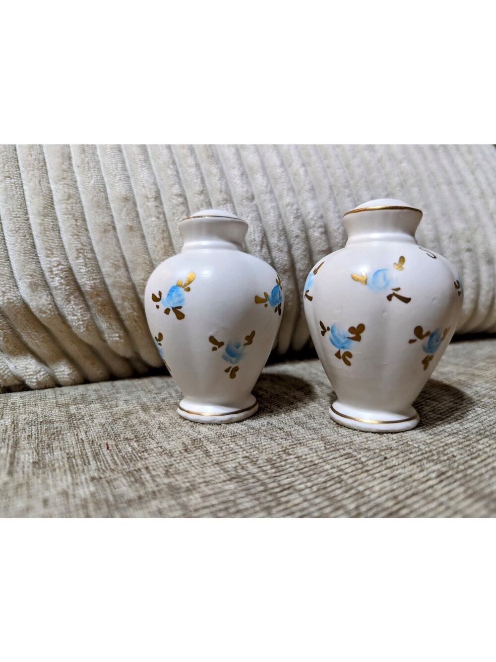 VTG Napco Flower Floral SALT & PEPPER SHAKERS Ceramic, #A5164/M Cream Blue Gold